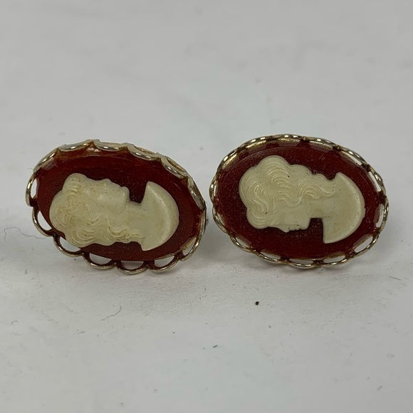 Vintage Small Pink Cameo and Gold Tone Screw Back Earrings Steampunk Victorian - Picture 1 of 3